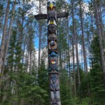 Totempaal met herdenking voor inheemse kinderen